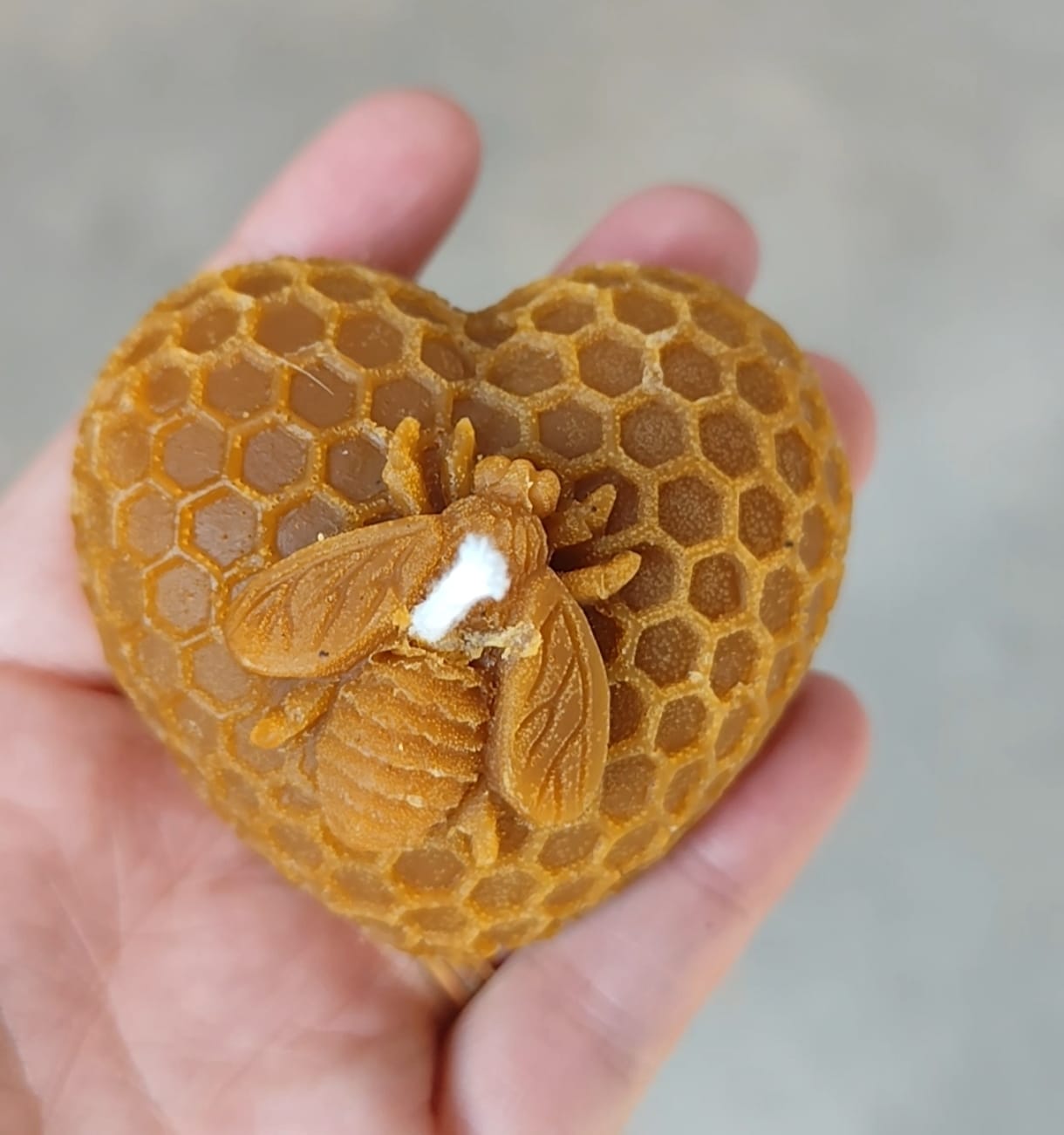 Vela decorativa hecha a mano con cera pura de abeja.